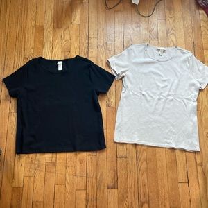 Black and beige ribbed knit short sleeve shirts